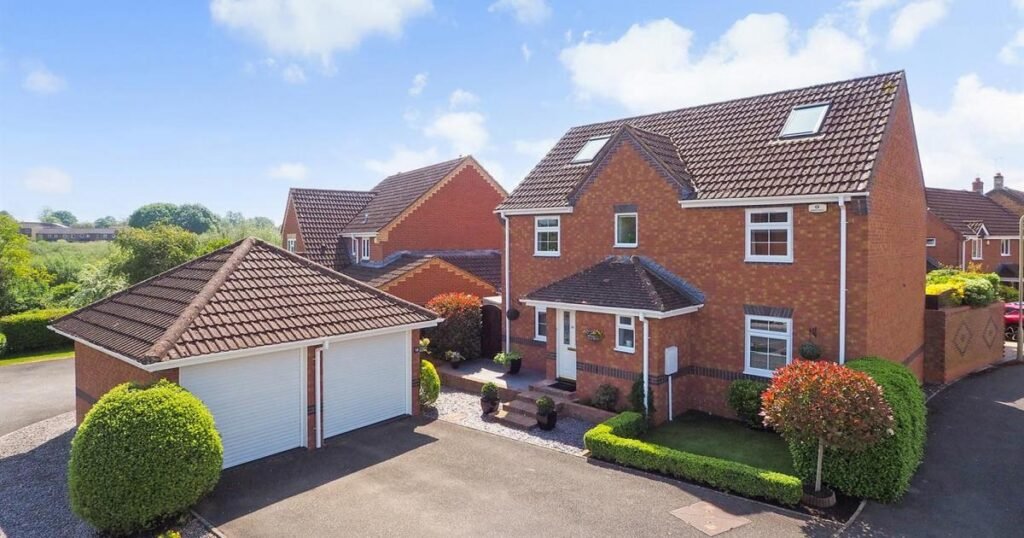 Hampshire house with three reception rooms on market