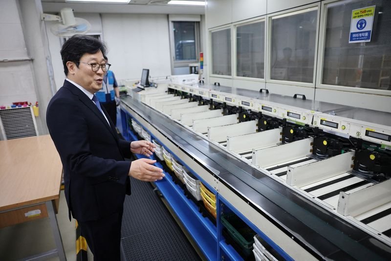 Korea Post eyes AI data centres, real estate investment for higher returns amid mail losses