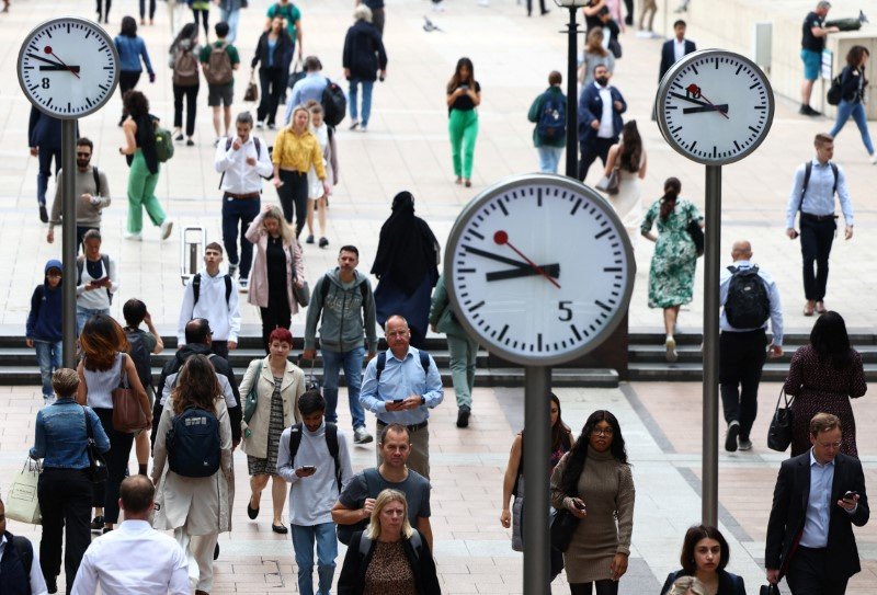 UK employers focus on cost management with confidence near record low