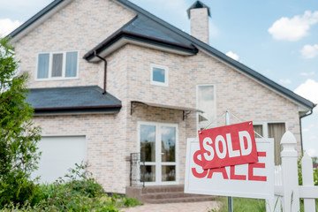 UK property sales hold despite economic uncertainty