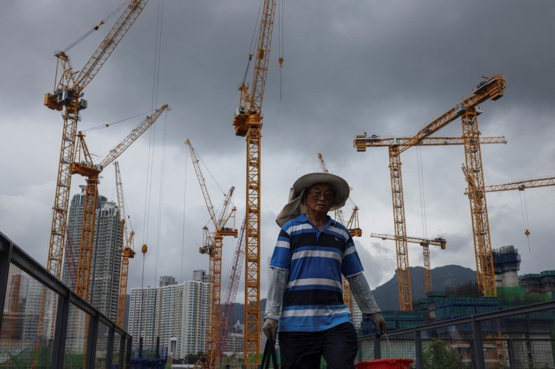 China’s property investment extends decline in January-April