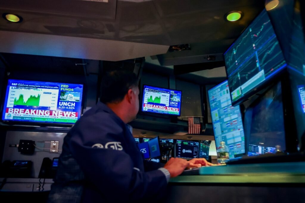 What is an Investment Bank? Top Banks and How to Trade Them