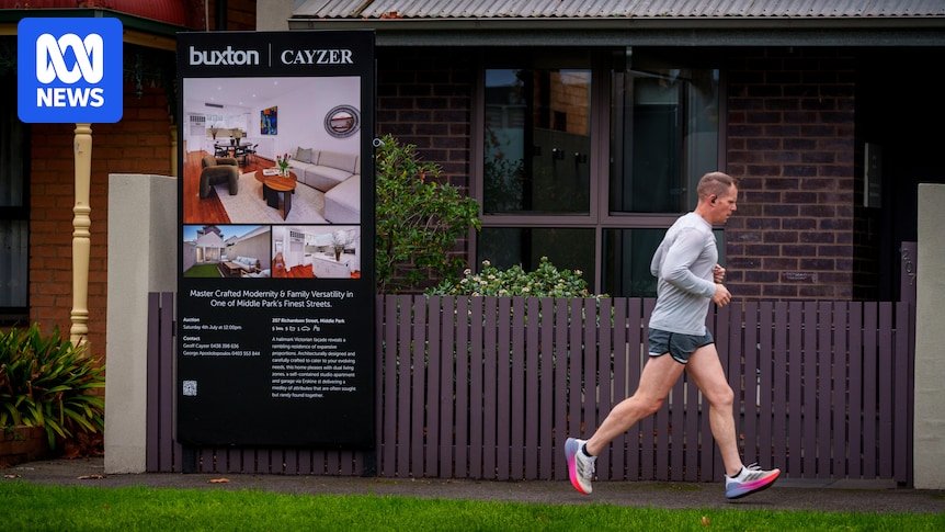 Melbourne auction clearance rates reflect investor exodus, property experts say