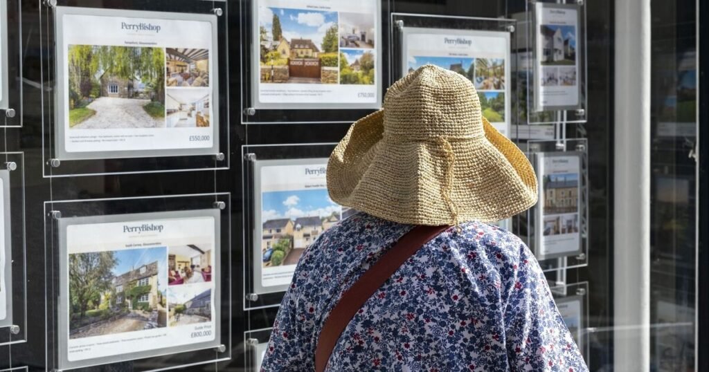 Average UK house prices plunge by eye-watering sum as ‘distracted’ buyers trigger slowdown | Personal Finance | Finance