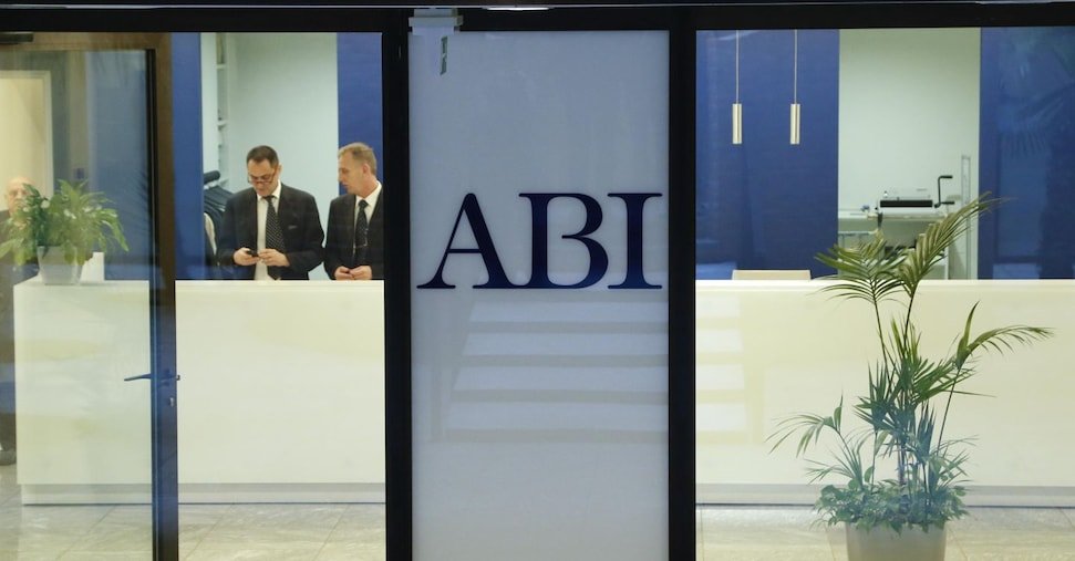 Banks: surge in lending to households and businesses; mortgage rates remain stable